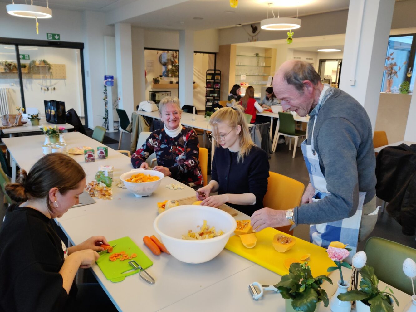 aroma's vzw kookavond met voedseloverschotten senioren koken met studenten Gentil